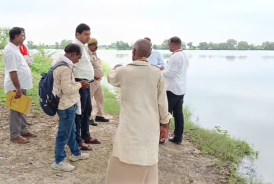 मूसलाधार बारिश से लेहरा में फसलें जलमग्न,सकलडीहा तहसीलदार ने किया बाढ़ प्रभावित क्षेत्र का सर्वे